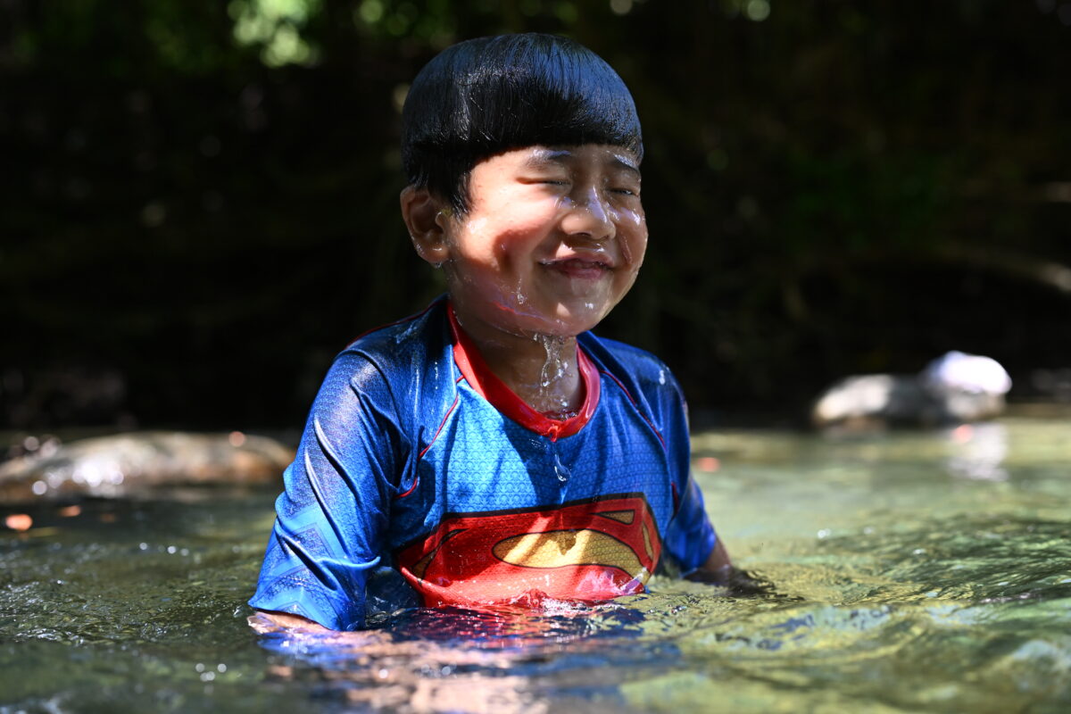 男の子が川で顔つけした後の写真