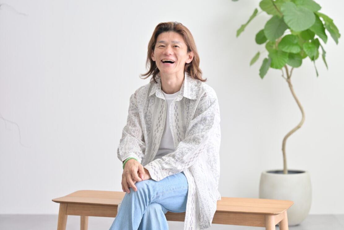 スタジオにて飲食店オーナーのプロフィール写真