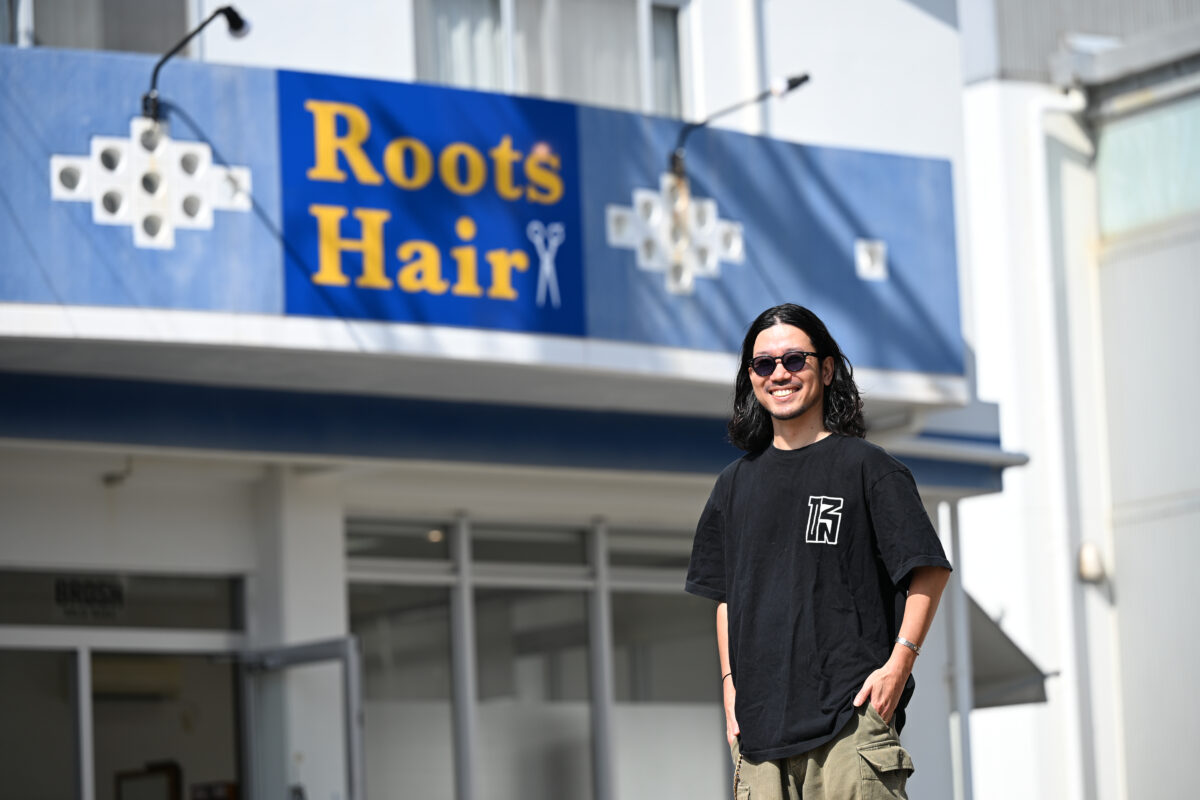 店舗の前でオーナーのプロフィール写真