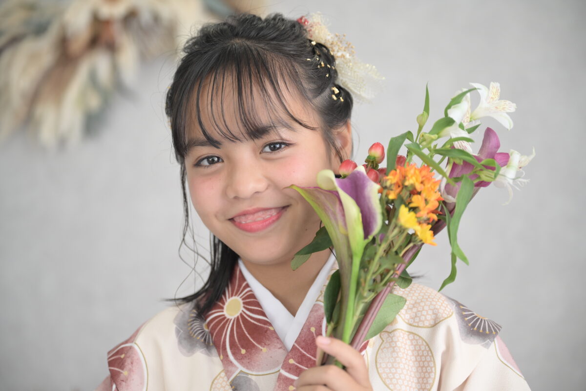 生花と一緒に撮影している写真