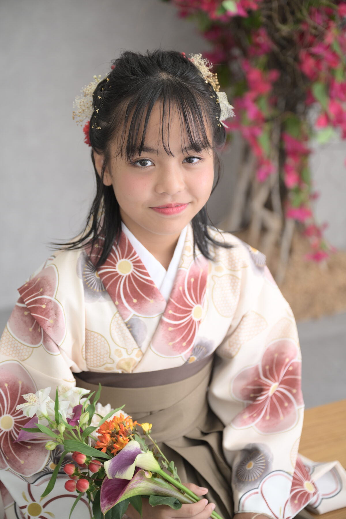 おすまししている13祝いの女の子の写真