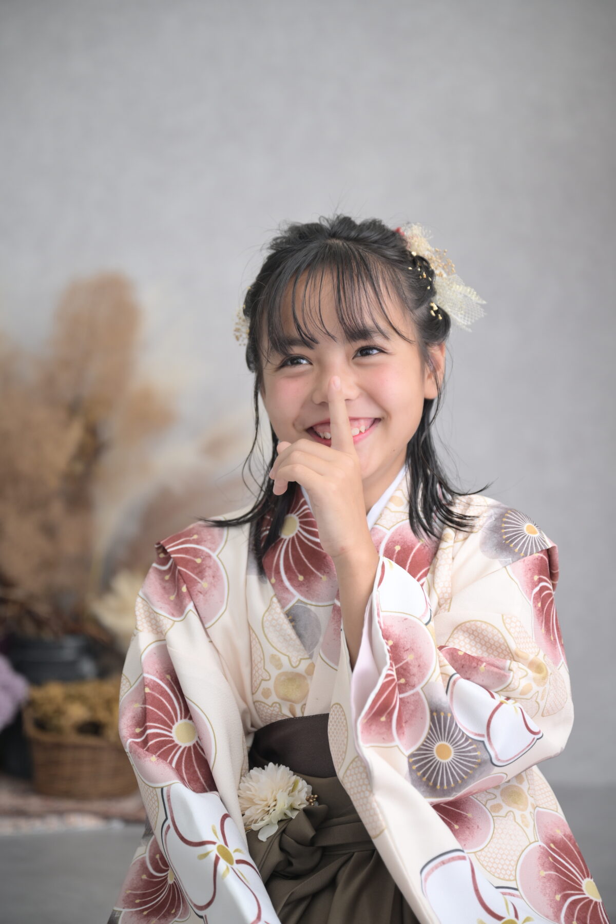 あどけない表情の13祝いの女の子の写真