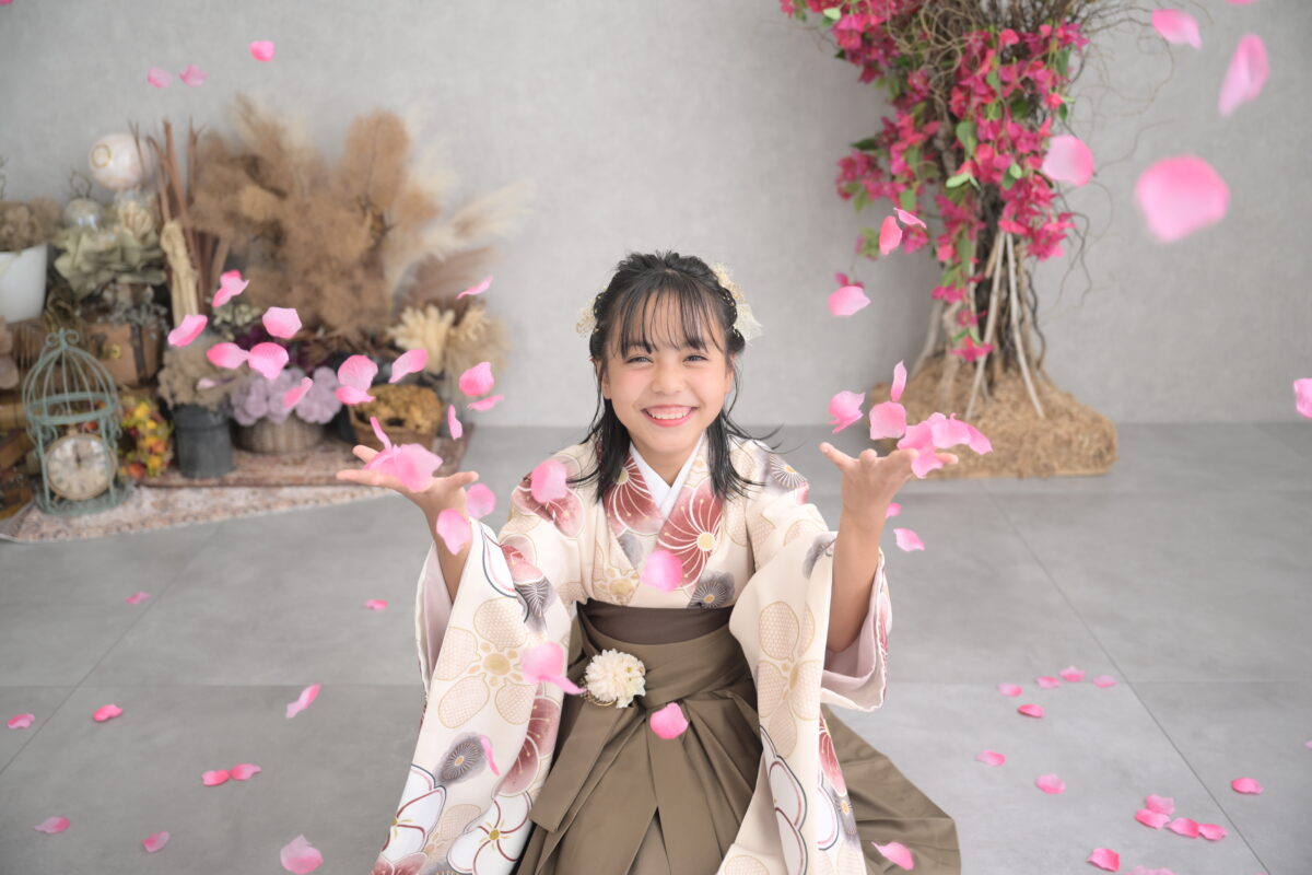 13祝いの女の子が花びらを撒いて笑っている写真
