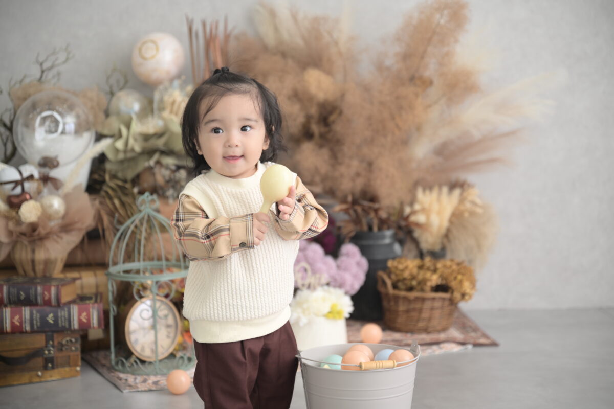 【1歳記念】パパとの共通の趣味にほっこり！笑顔いっぱいの家族写真 - No Image