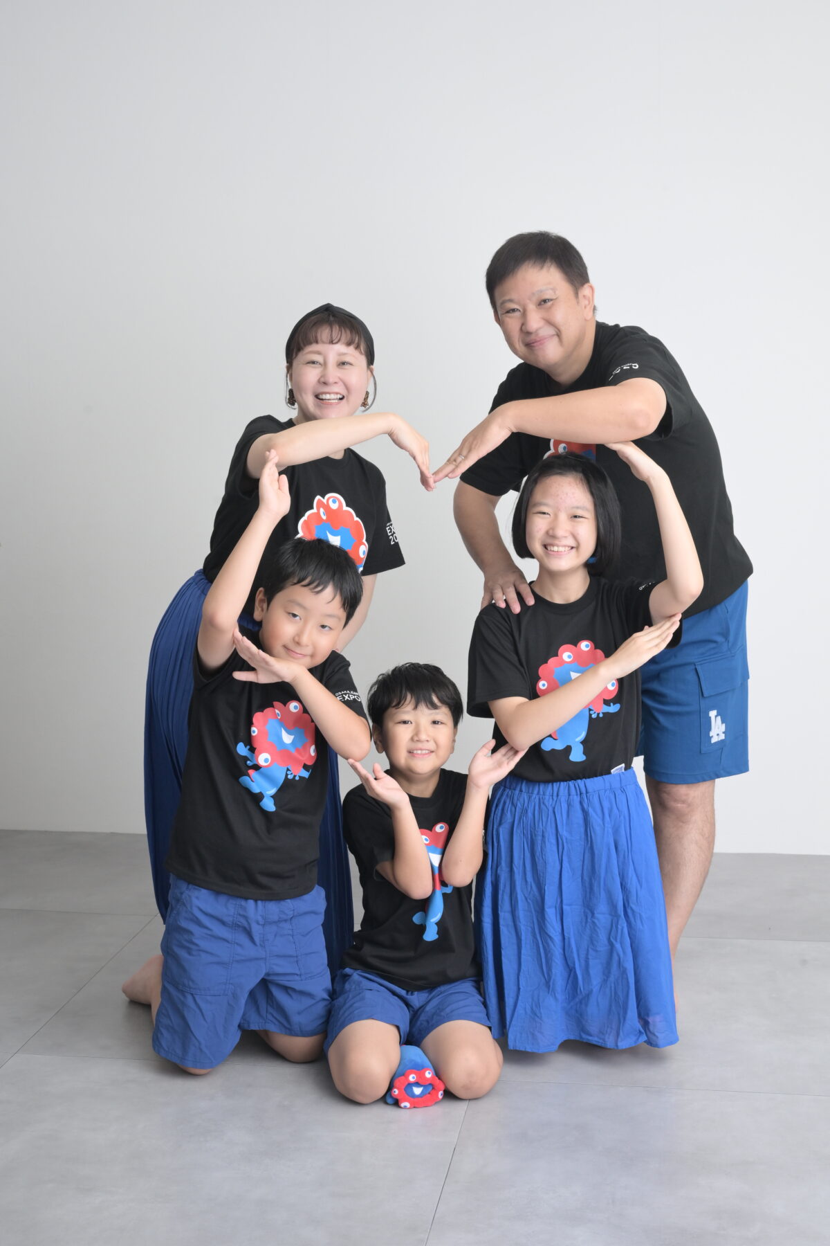 ミャクミャクのお揃いTシャツを着てのファミリーフォト（家族写真）