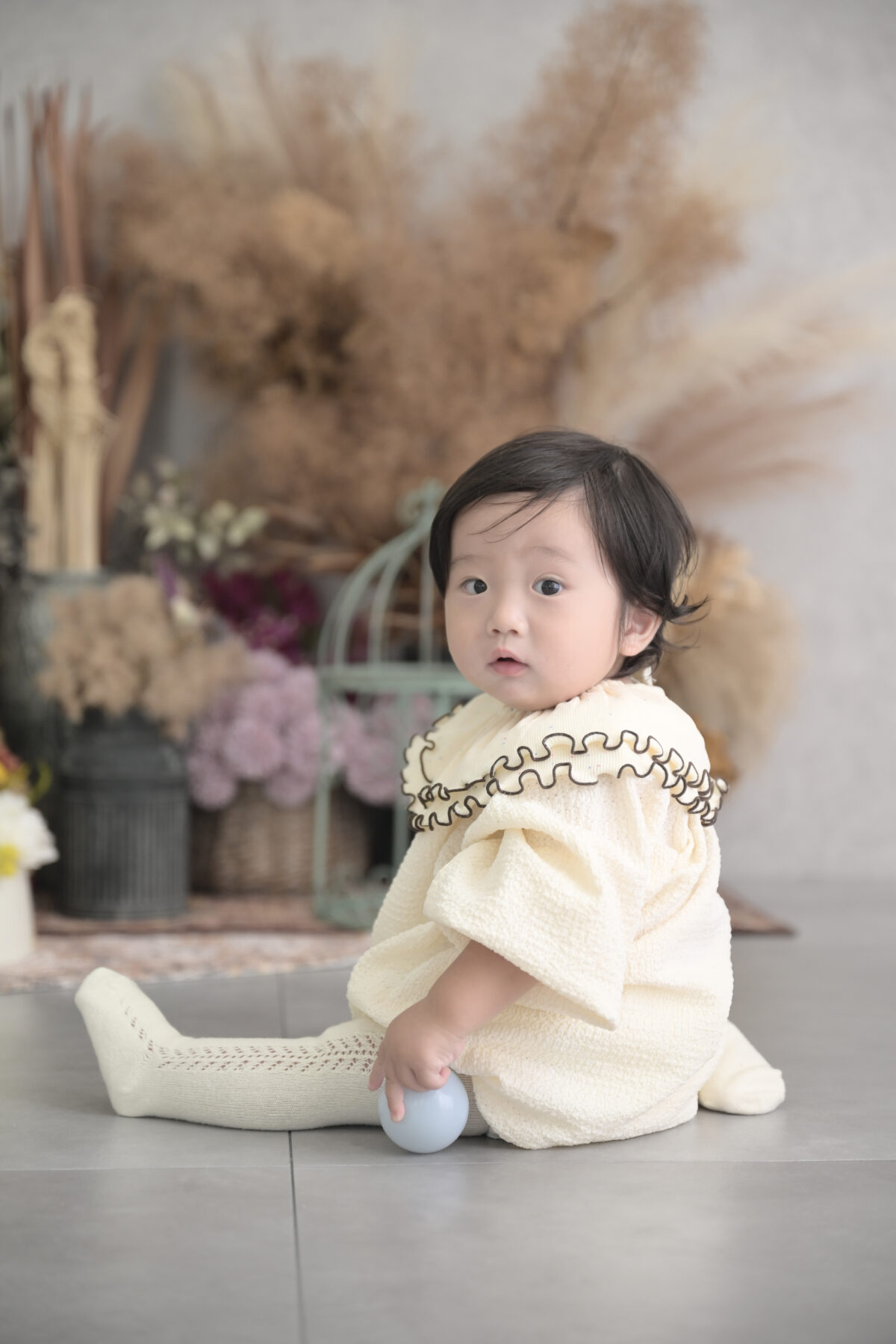 私服で1歳記念の写真