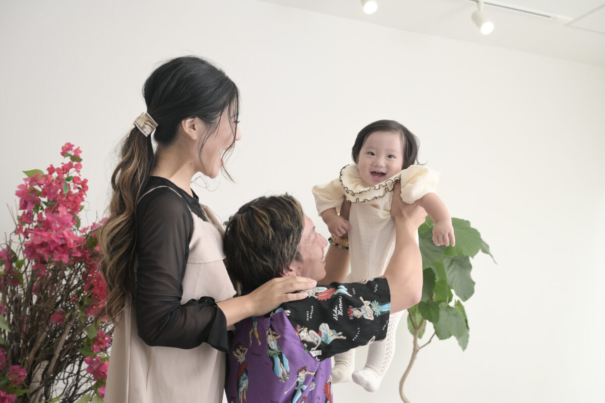 パパに高い高いしてもらっている1歳記念の写真