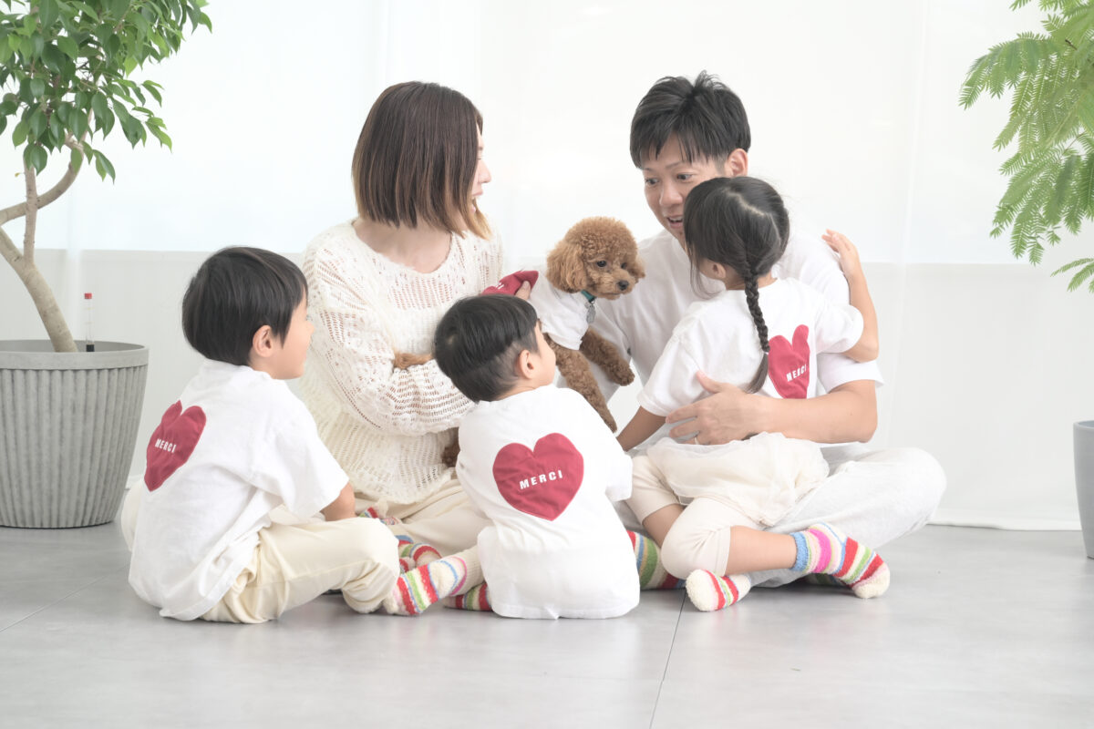 ペットのワンちゃんの1歳記念で家族写真（バースデーフォト）