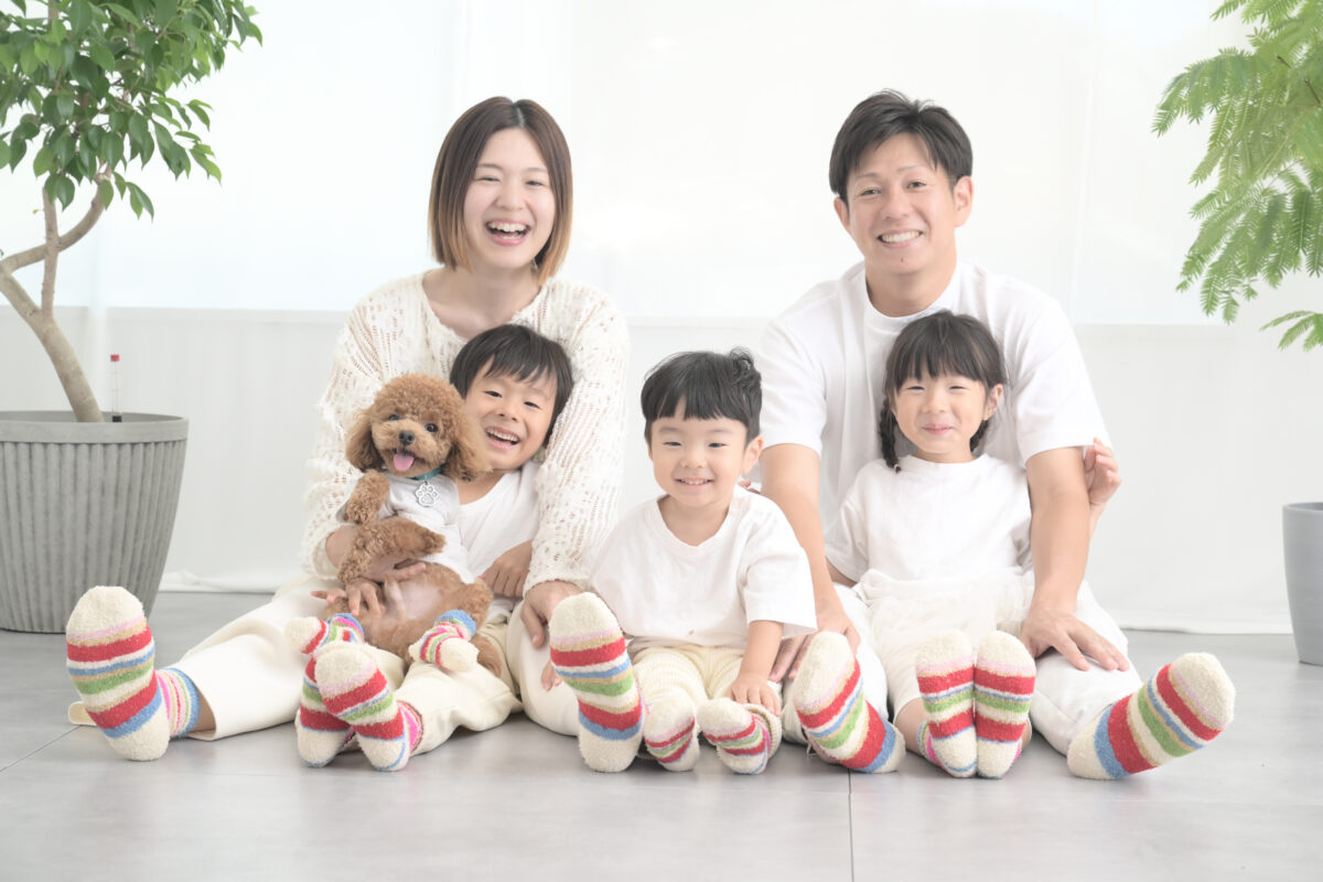 ペットのワンちゃんの1歳記念で家族写真（バースデーフォト）