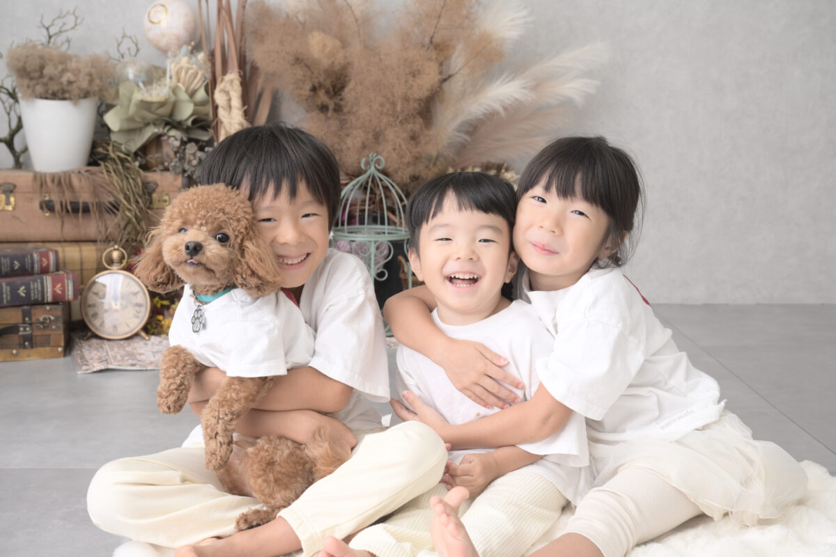 ペットのワンちゃんの1歳記念で兄弟写真（バースデーフォト）