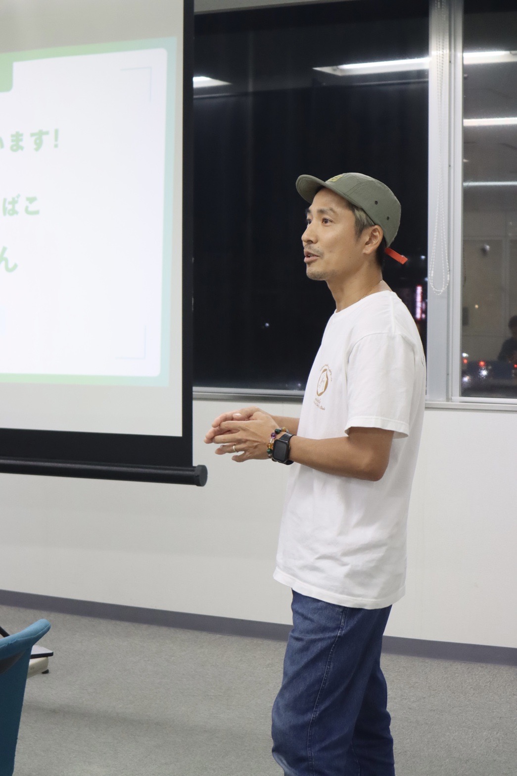 経営コミュニケーション会で人前で話している東さん