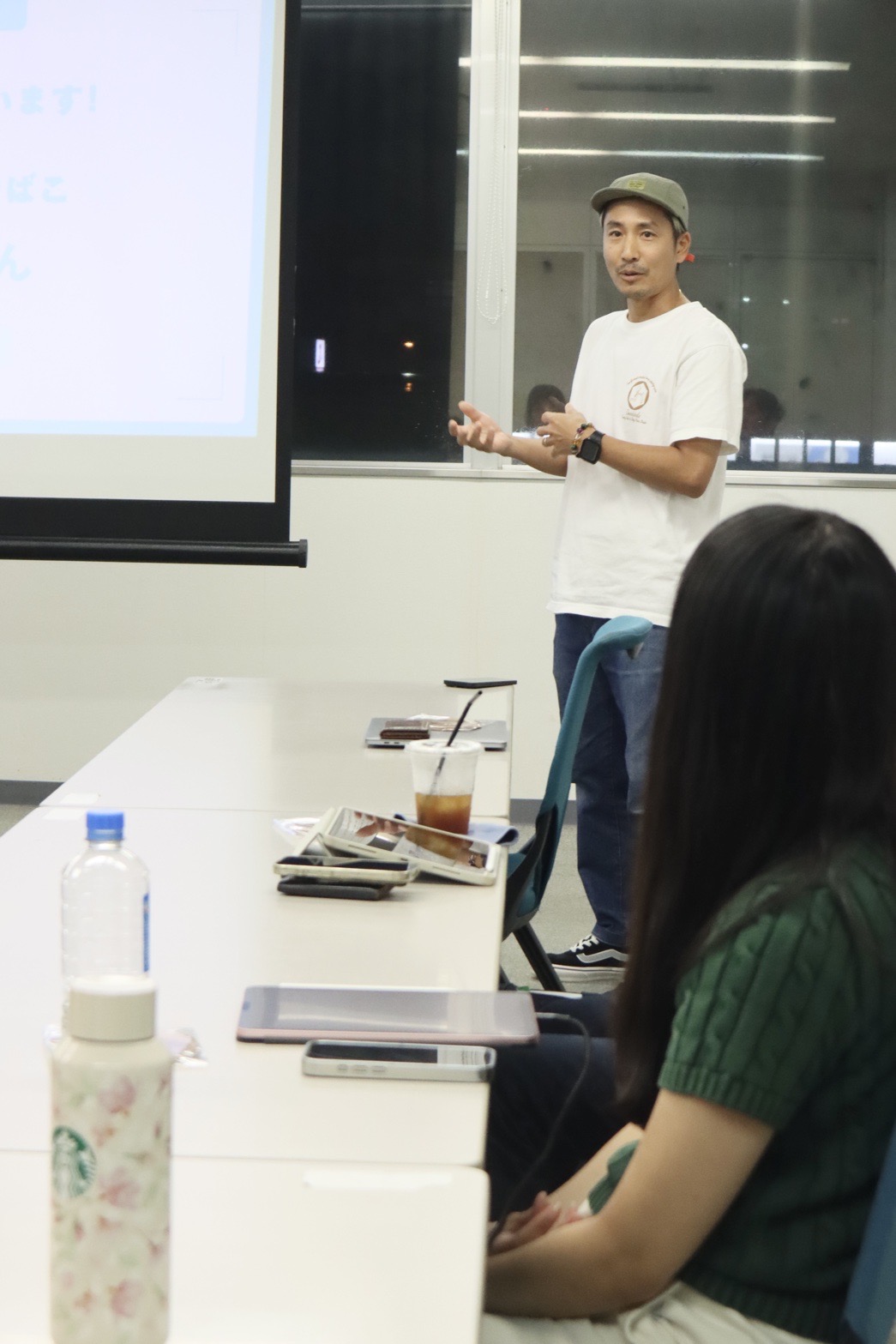 人前で話している東さん