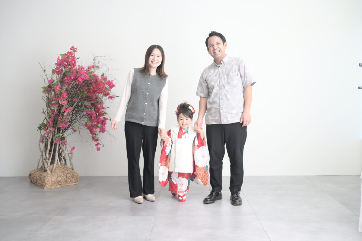 3歳の女の子の七五三記念の家族写真