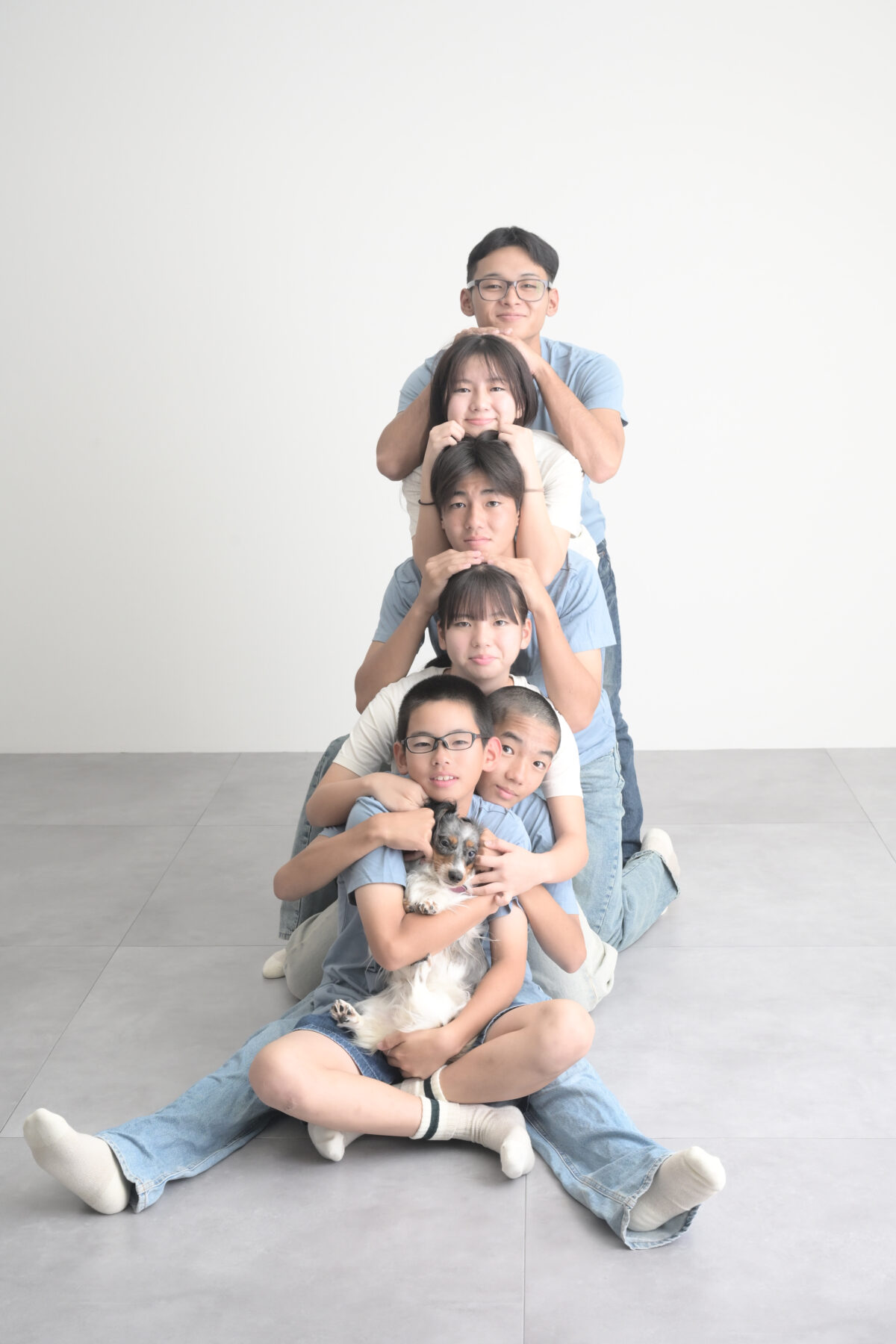 私服で昔撮ったポーズと同じポーズできょうだい写真