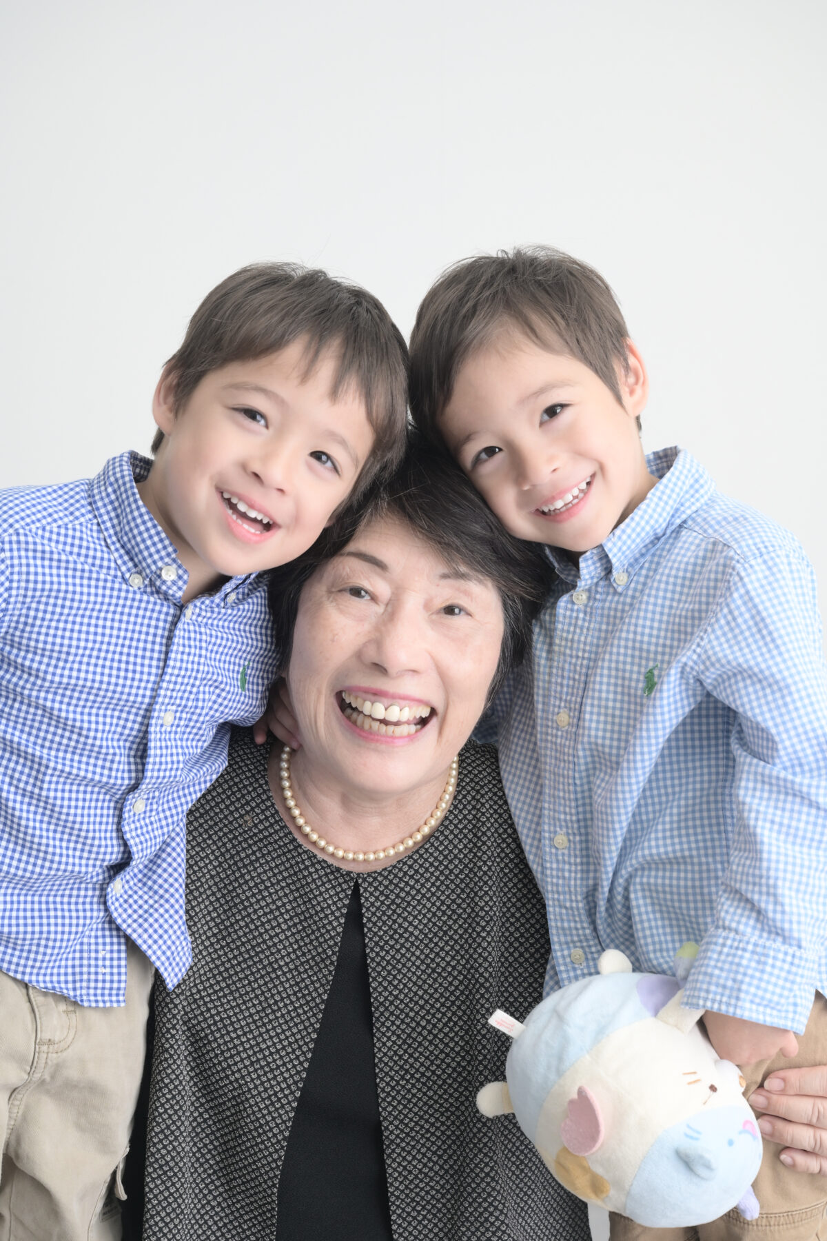 双子の男の子とおばぁちゃんとの写真
