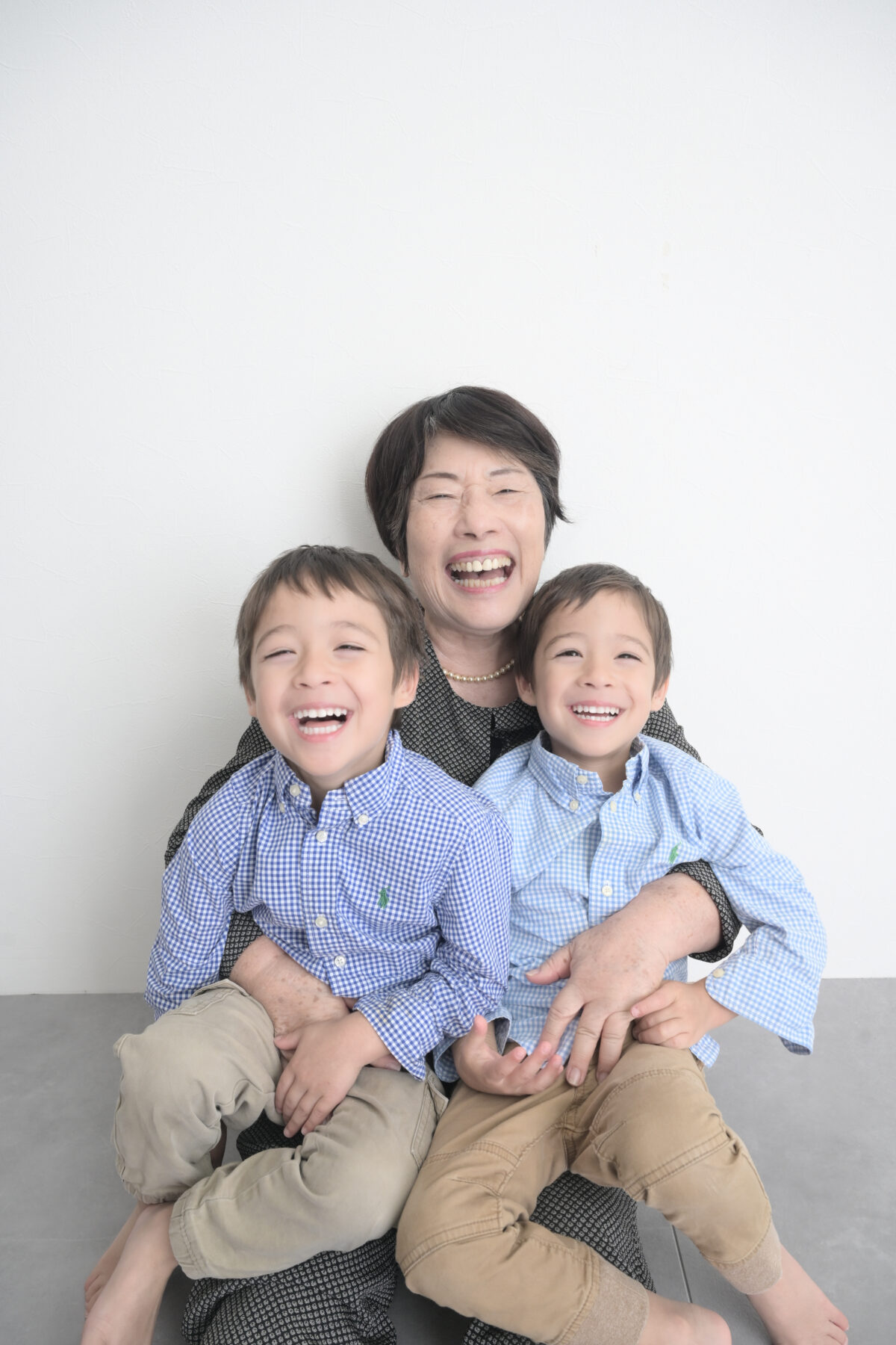 双子の男の子とおばぁちゃんとの写真