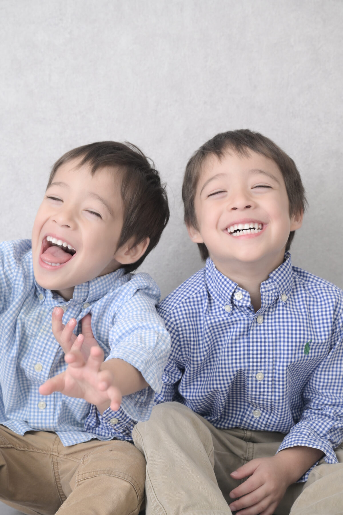 双子の男の子の写真