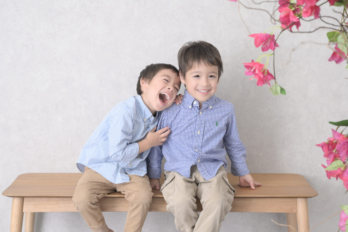 双子の男の子の写真