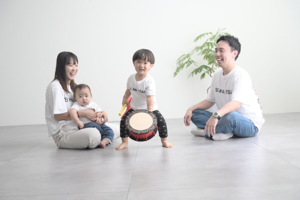 一才記念のバースデーフォトで家族と一緒の写真