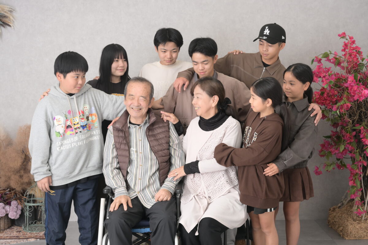 祖父母（おじいちゃんおばあちゃん）とお孫さんの集合写真
