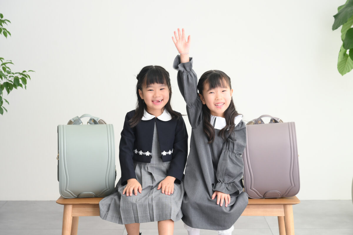 仲良し従姉妹の入学記念前撮り｜色違いランドセルで残す宝物 - No Image