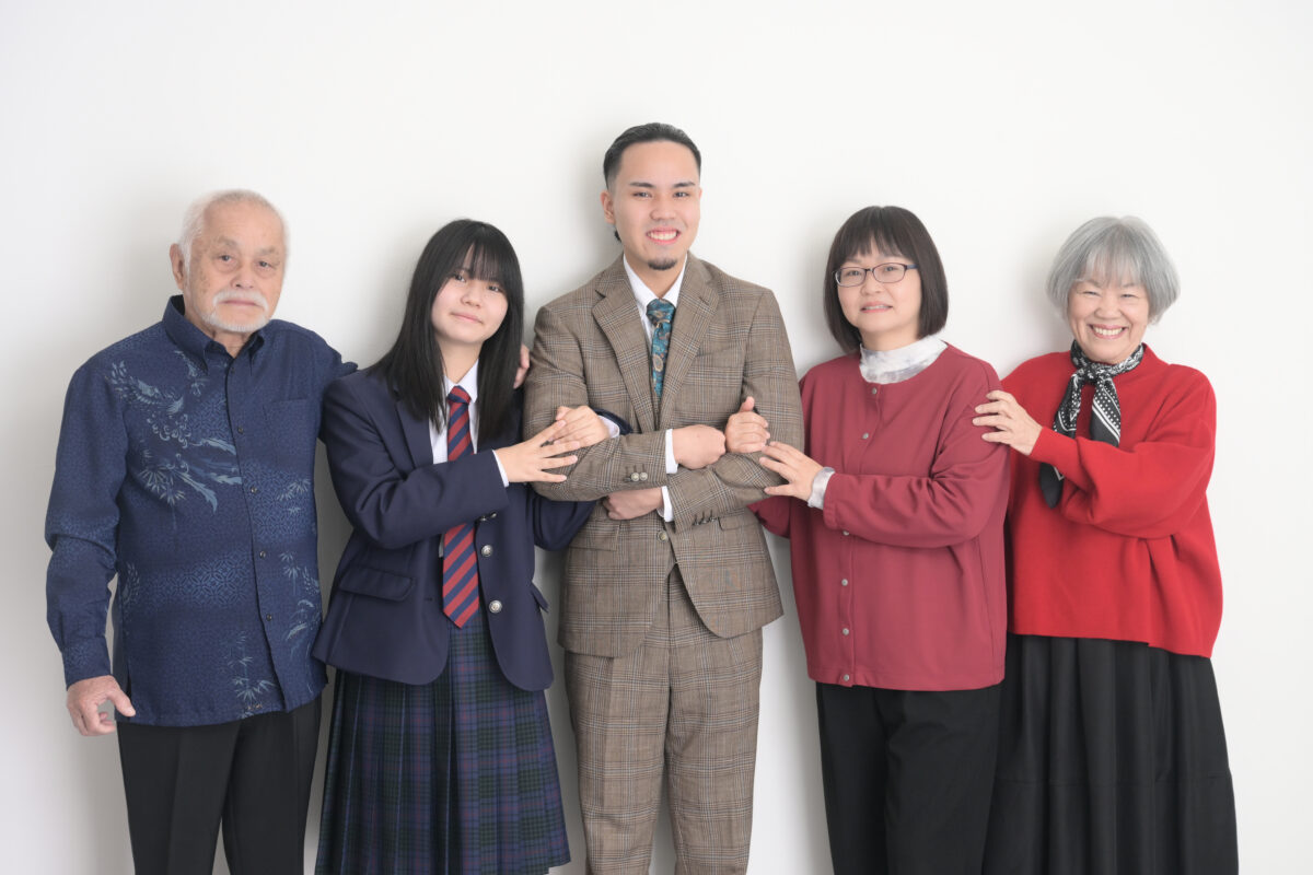子どもの成人記念を祖父母と一緒に撮影
