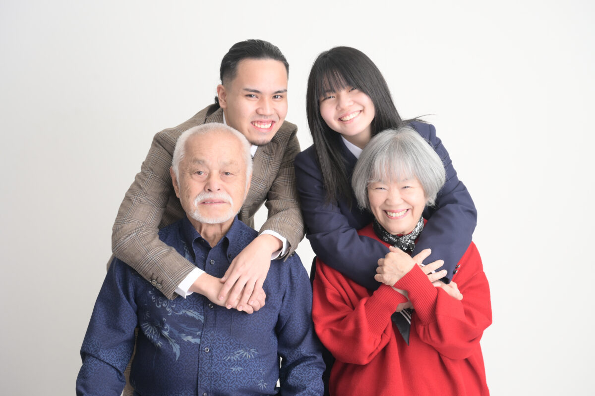 子どもの成人記念を祖父母と一緒に撮影