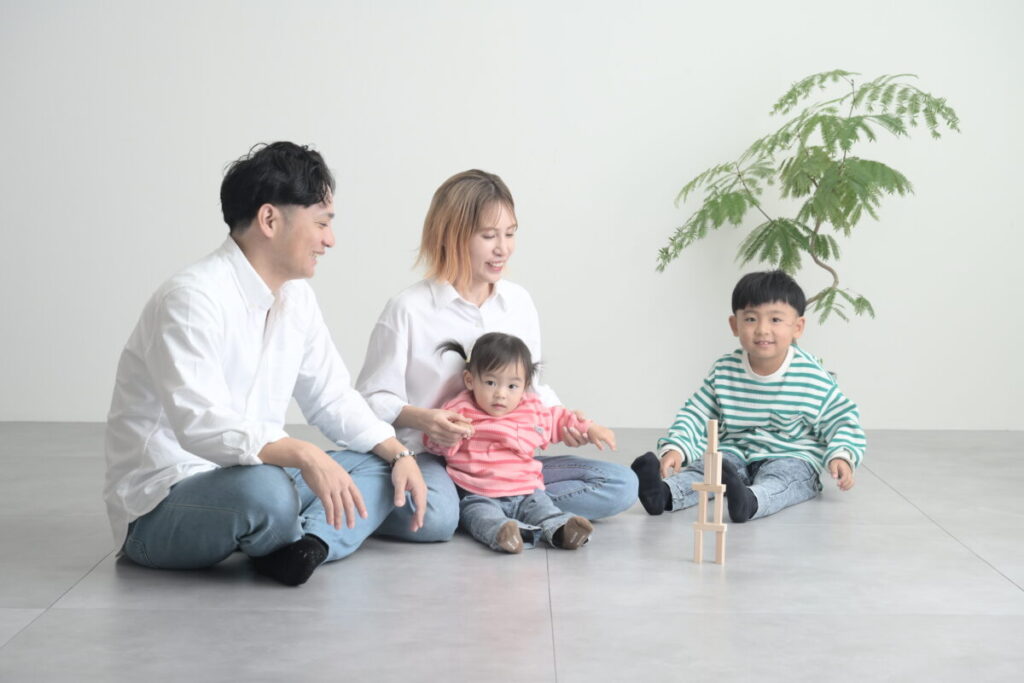 自然なポーズで家族写真