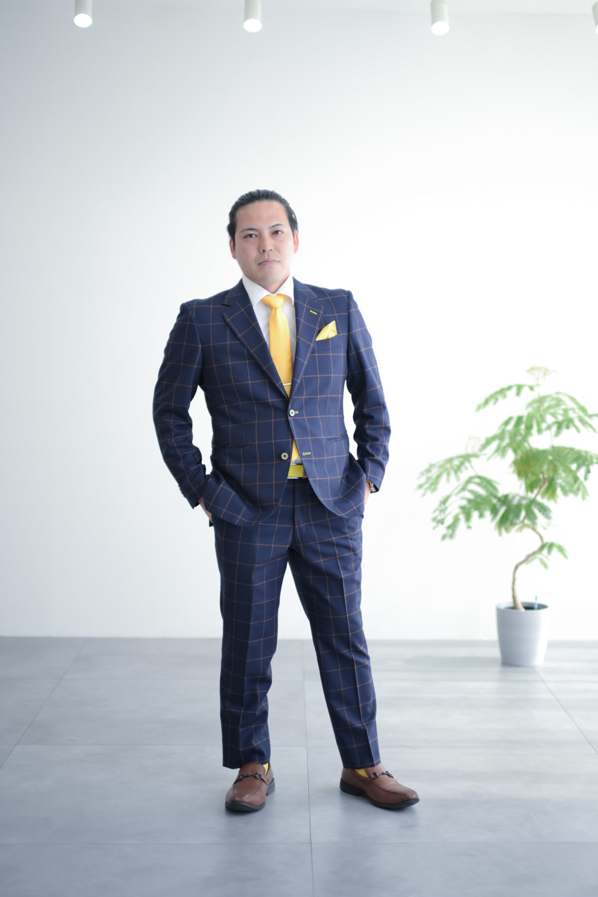 オーダースーツの男性モデルの写真