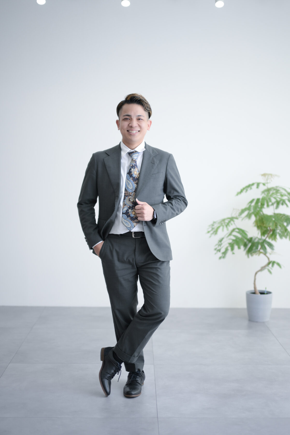 オーダースーツの男性モデルの写真