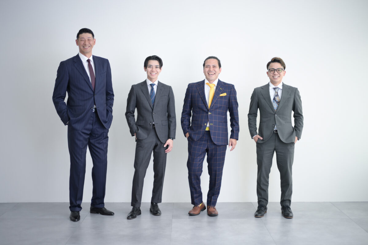 オーダースーツの男性モデルの集合写真