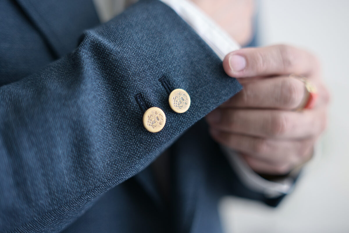オーダースーツの男性モデルの写真(ボタンなど細部までこだわり)