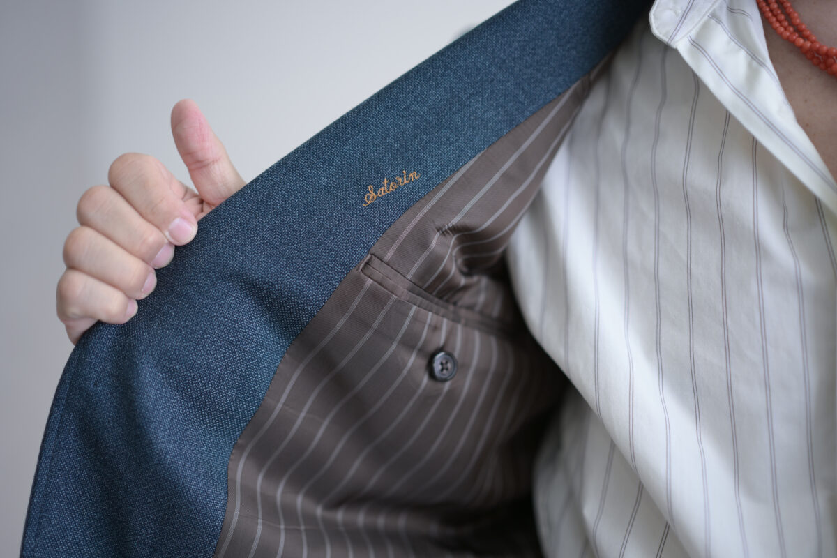 オーダースーツの男性モデルの写真(オリジナルな裏地)