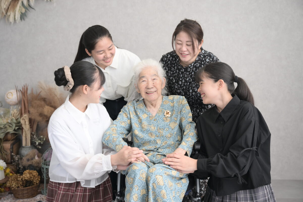 孫と一緒にトーカチ（米寿）祝いの写真