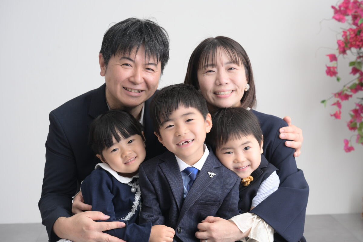 入学記念で家族写真