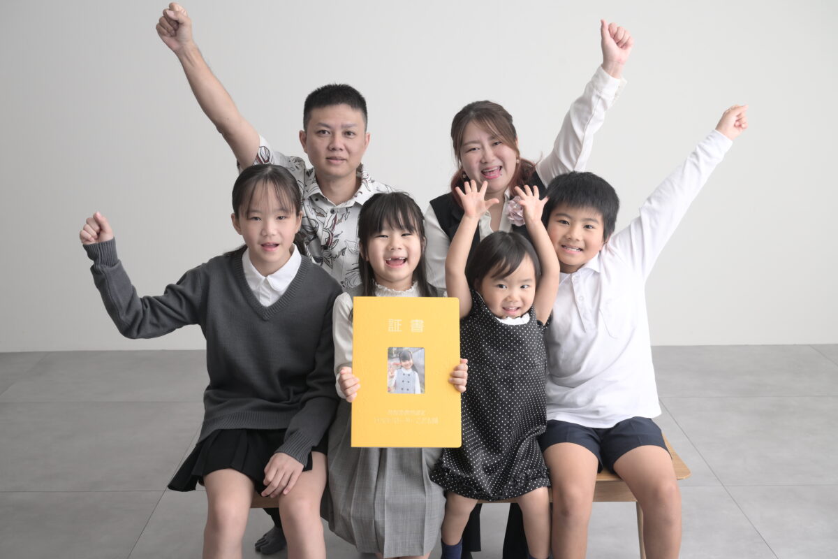 卒園記念で家族写真