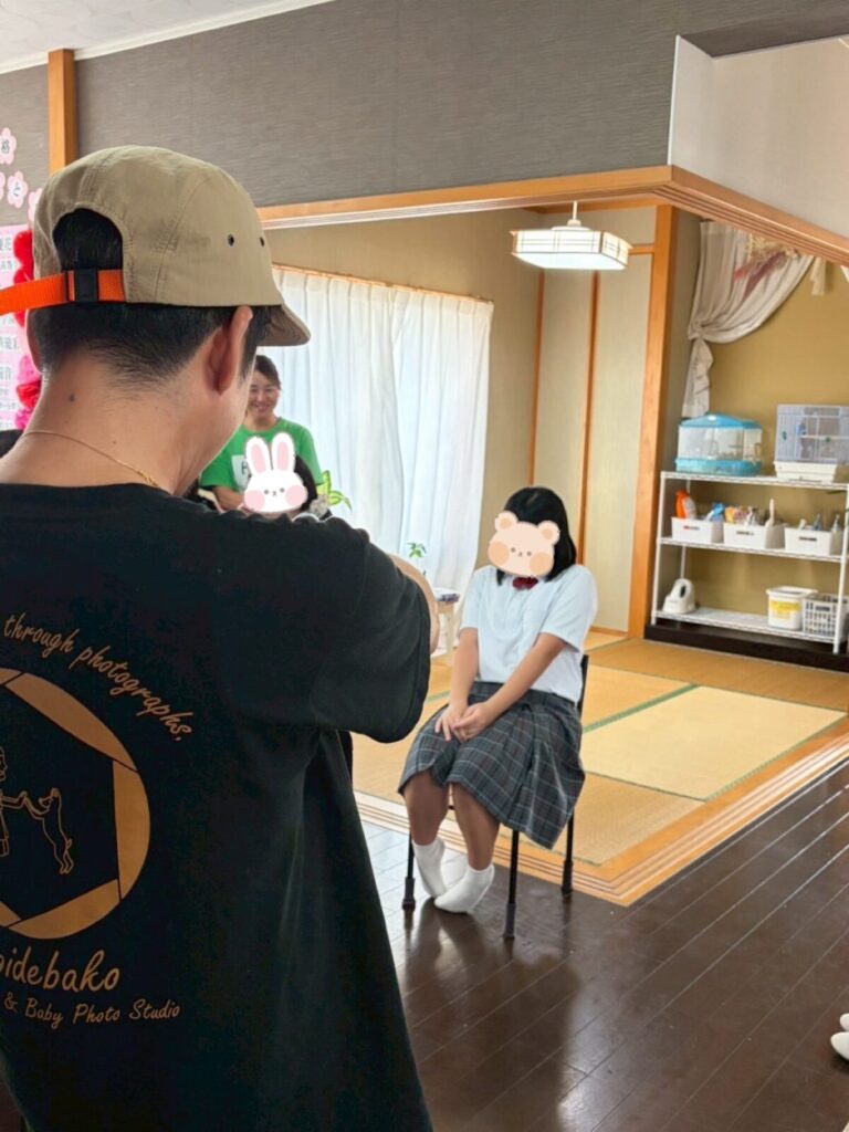 放課後デイサービスで講師をしている写真