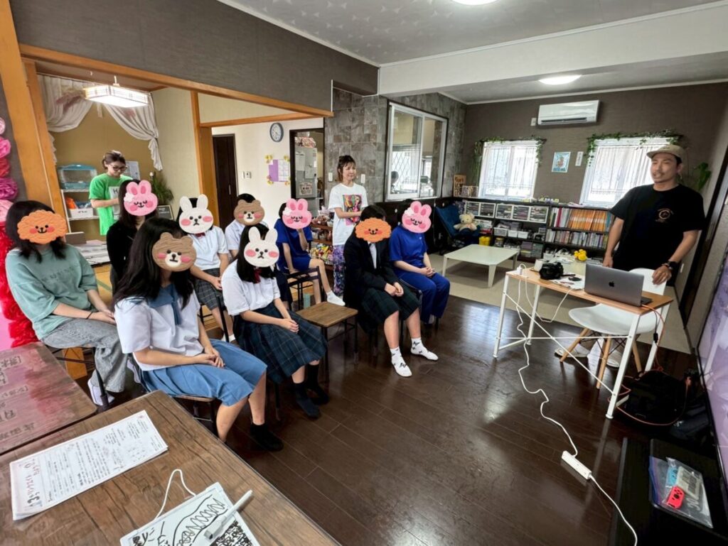 放課後デイサービスで講師をしている写真