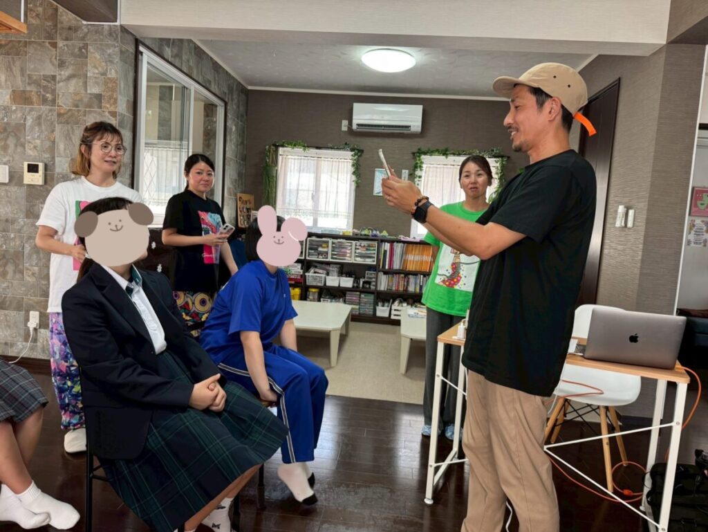 放課後デイサービスで講師をしている写真