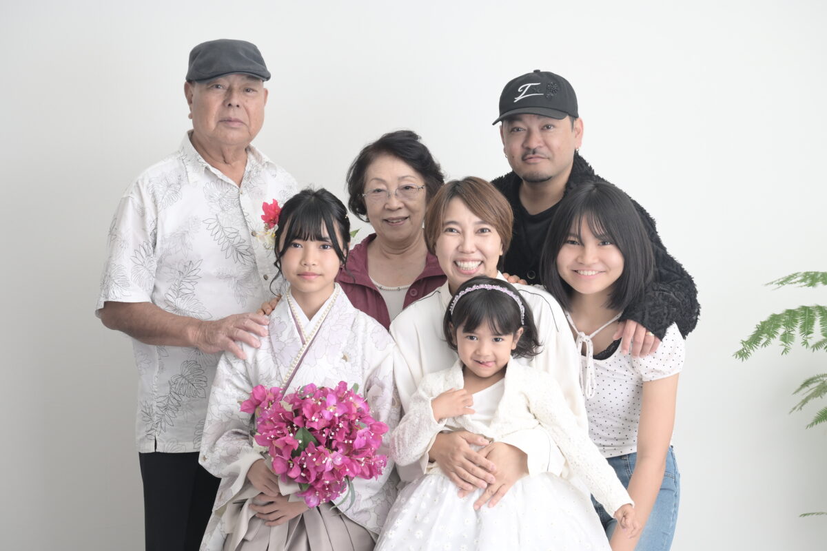 祖父母も一緒に十三祝いの家族写真