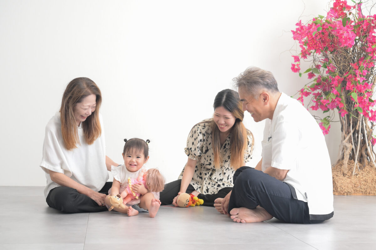 両親と娘とお孫さんの3世代の家族写真