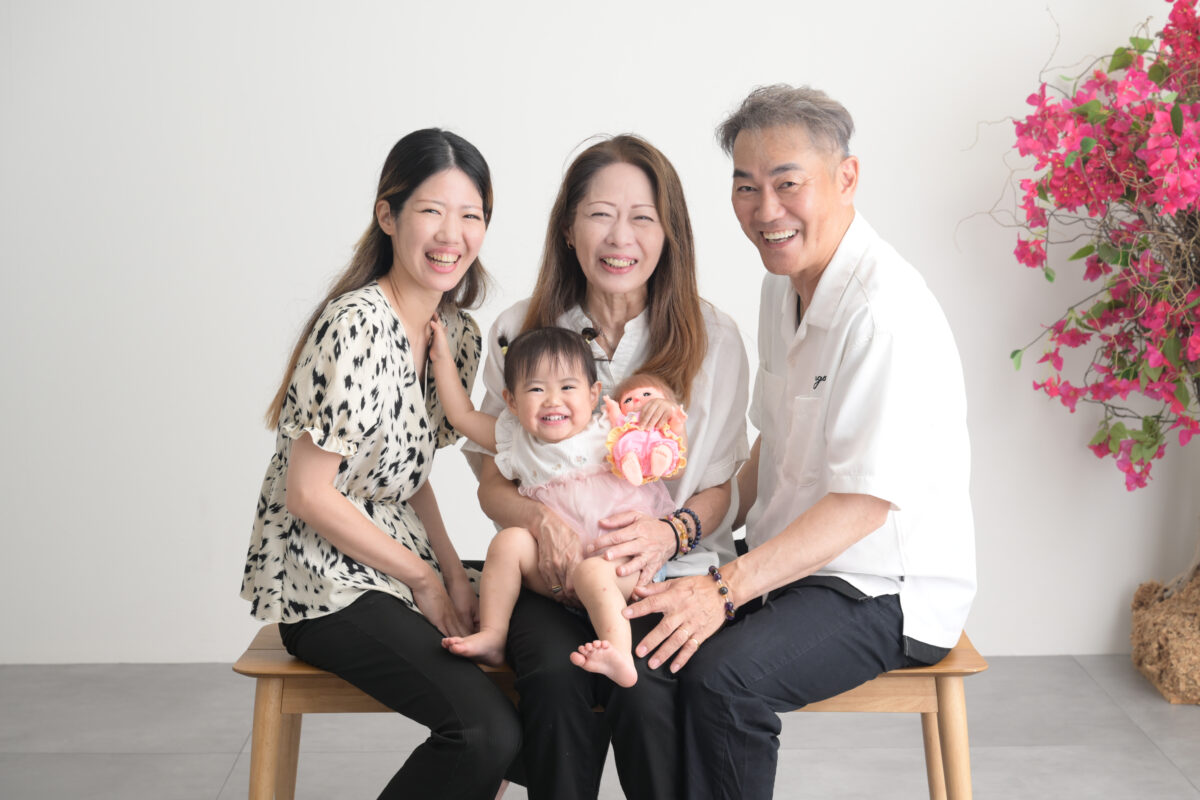 両親と娘とお孫さんの3世代の家族写真